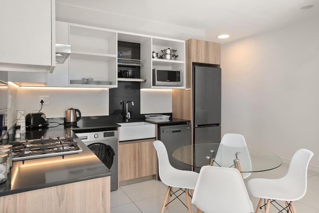 The Median Rosebank Luxury Apartment - Building With Generator Johannesburg Exterior photo